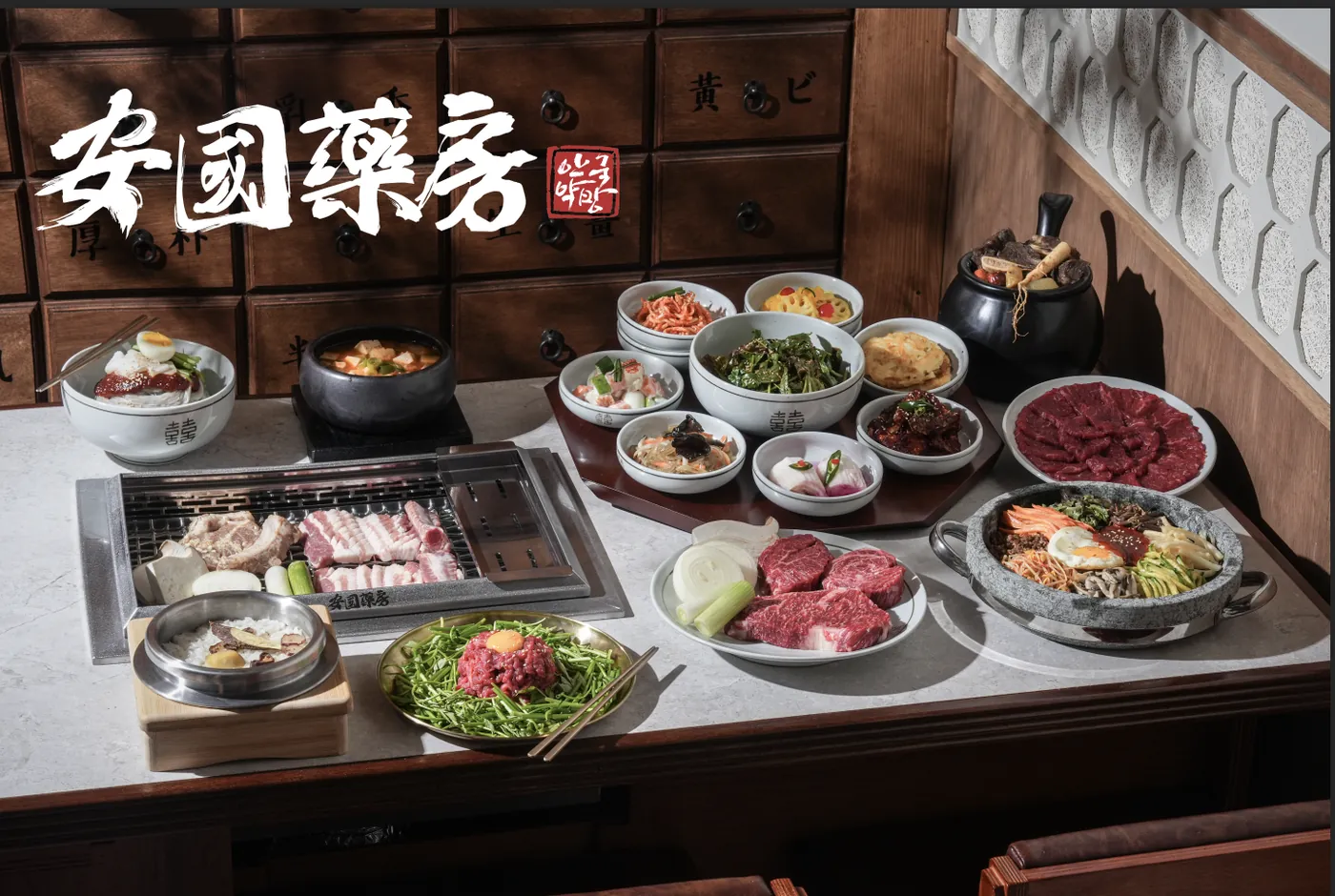 中藥櫃下的一桌晚餐